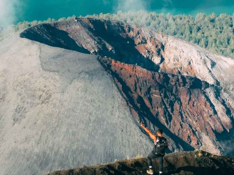 Experience one of the most rewarding trekking routes in Indonesia with the Rinjani Trekking 3 Days 2 Nights Sembalun to Torean package