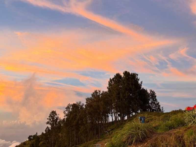 The descent from the crater rim back to Sembalun Village